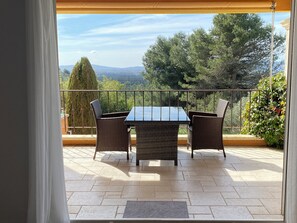 Dining - Logement indépendant avec vue imprenable au pied du Luberon et piscine (cavaillon)
