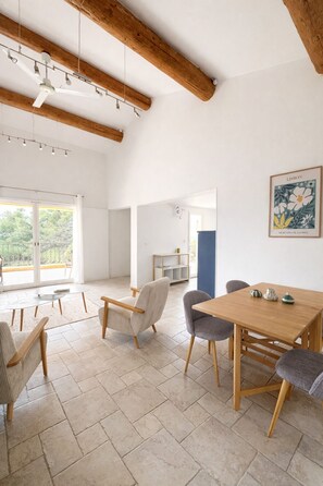 Interior - Logement indépendant avec vue imprenable au pied du Luberon et piscine (cavaillon)