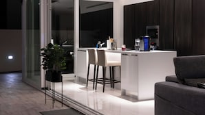 Una cocina moderna con barra, una mesa de comedor y un sofá.