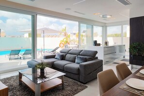 Basic-Villa, Terrasse | Wohnbereich