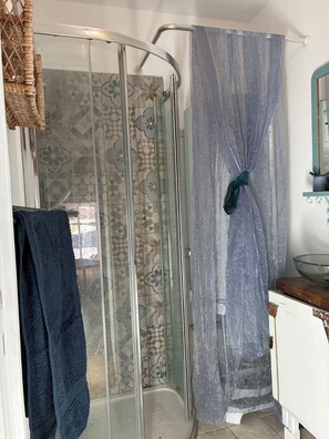 Bathroom - Vrbo Property (Saint-Projet)