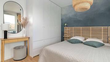 Skrivbord, strykjärn/strykbräda, resesäng och wi-fi