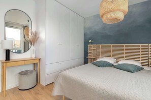 Työpöytä, silitysrauta/-lauta, vauvan matkasänky, Wi-Fi