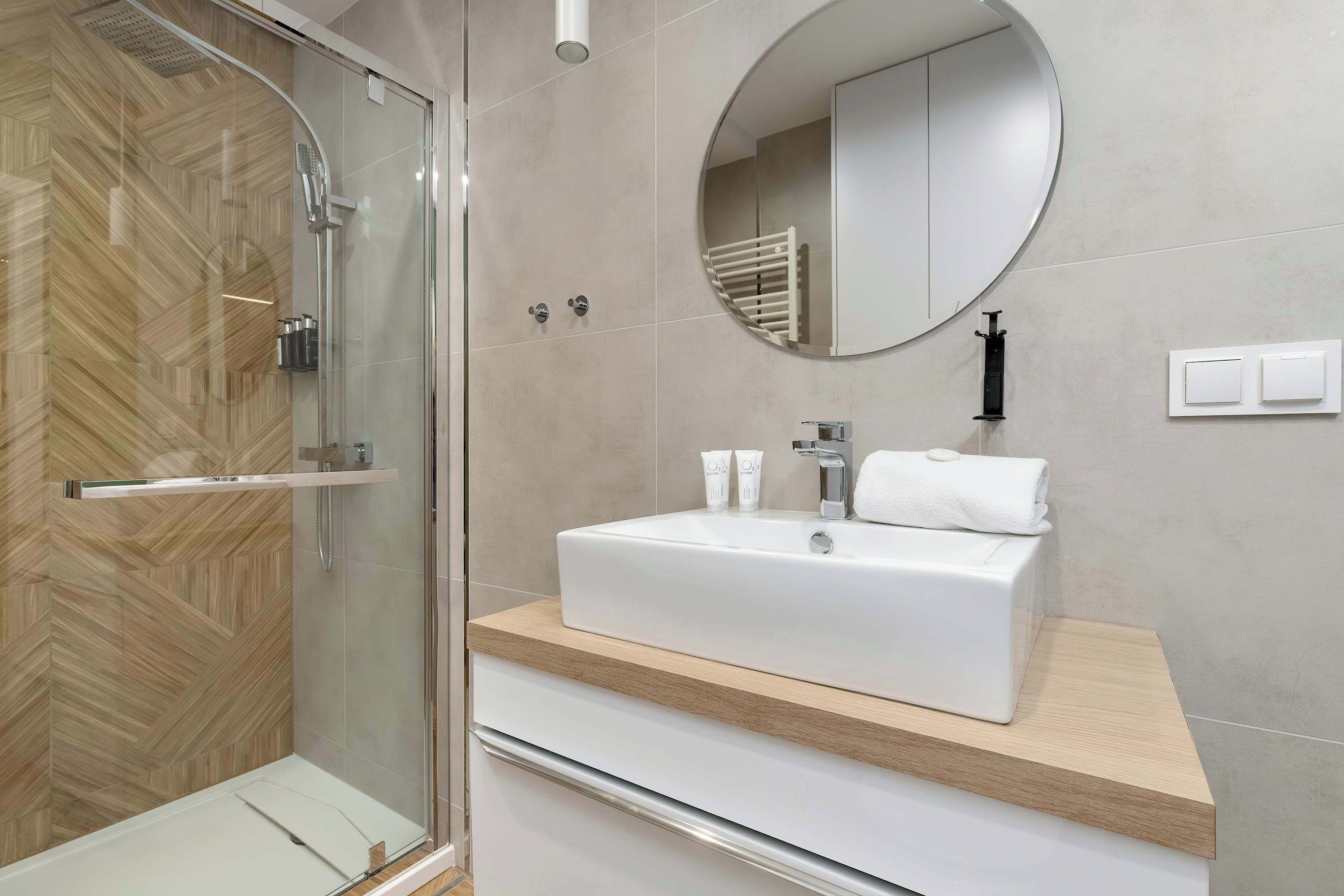 Een douche, een haardroger, handdoeken, shampoo
