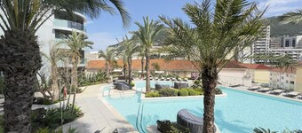 New! Luxury Central Complex with Pool Access & Sleeps 4 People