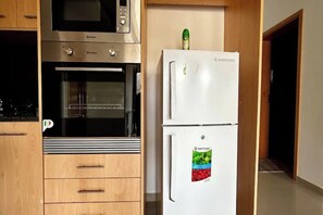 Private kitchen - Beachfront Bliss in Praia Baixo – 1Min Walk to Sea (Praia Baixo)