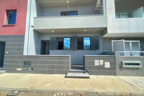 Exterior - Beachfront Bliss in Praia Baixo – 1Min Walk to Sea (Praia Baixo)