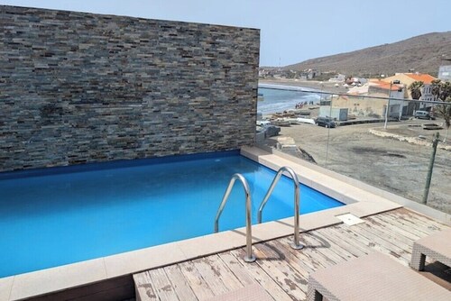 Beachfront Bliss in Praia Baixo – 1Min Walk to Sea