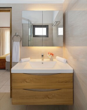 Standaard kamer, uitzicht op tuin | Badkamer