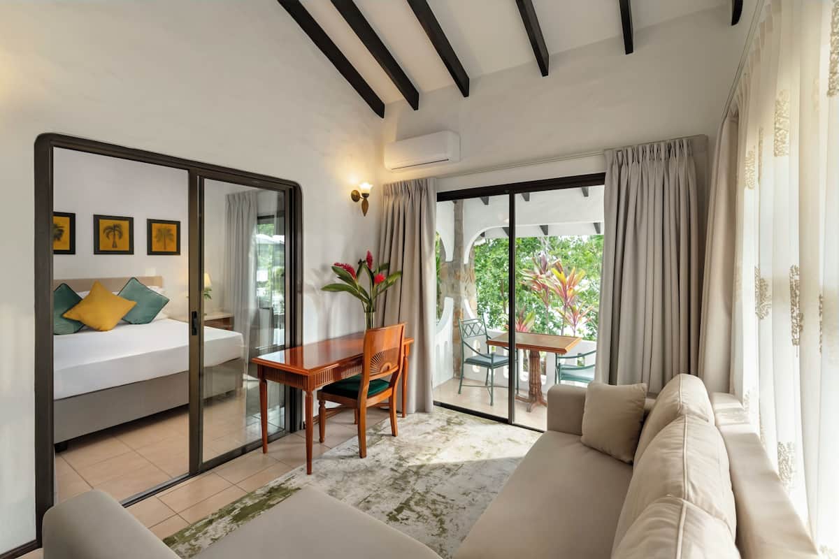 Deluxe Double Room | Living area