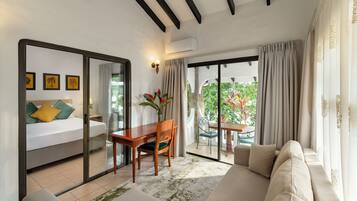 Deluxe Double Room | Living area