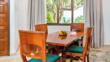 Villa | Spiseområde på rommet