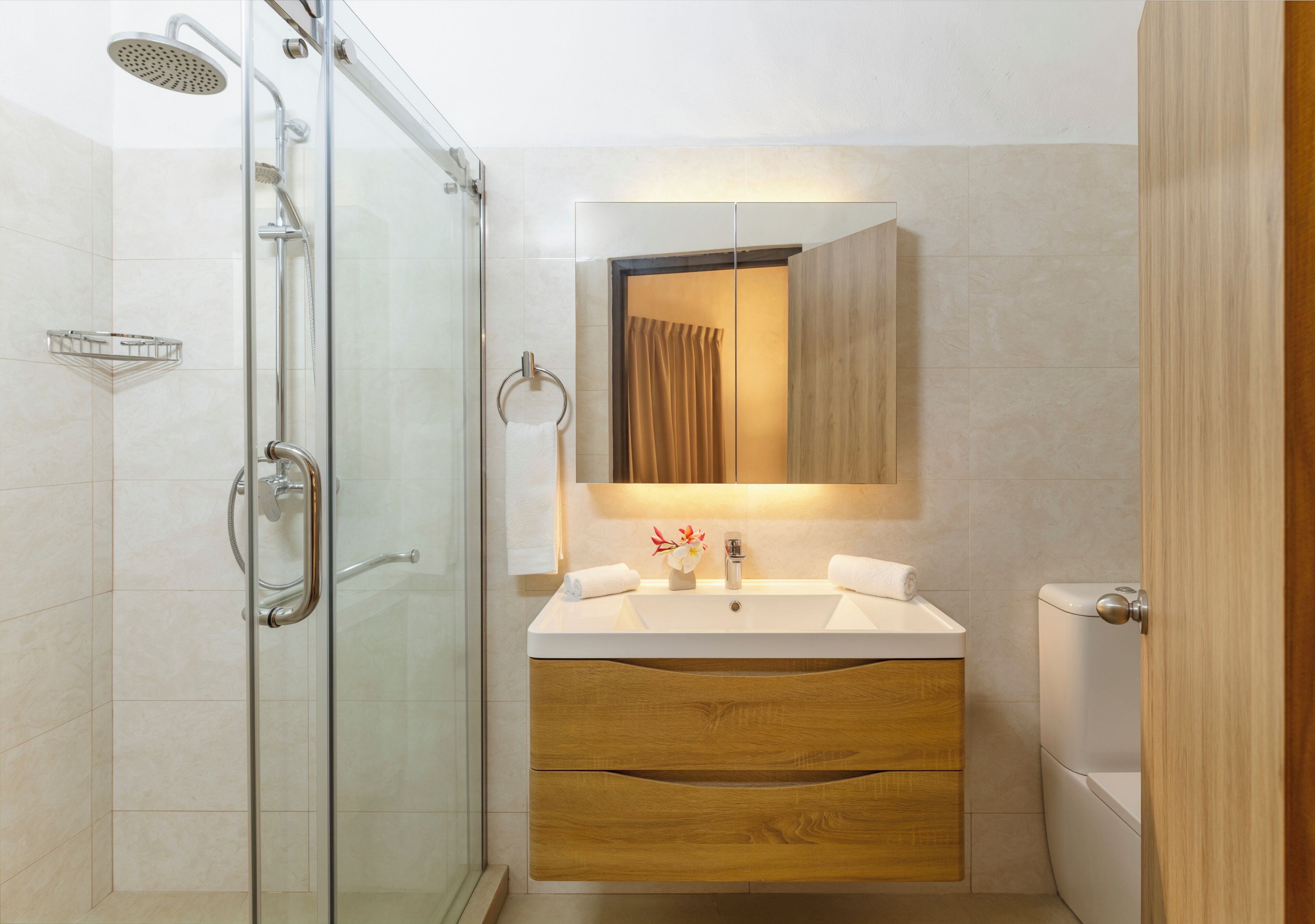 Villa | Badkamer | Een douche, een bidet, handdoeken, toiletpapier
