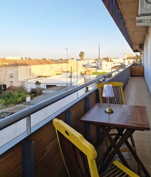 Outdoor dining - Seaside Apartment with Pool, Terrace and Sea Views in Sanlúcar (Sanlúcar de Barrameda)