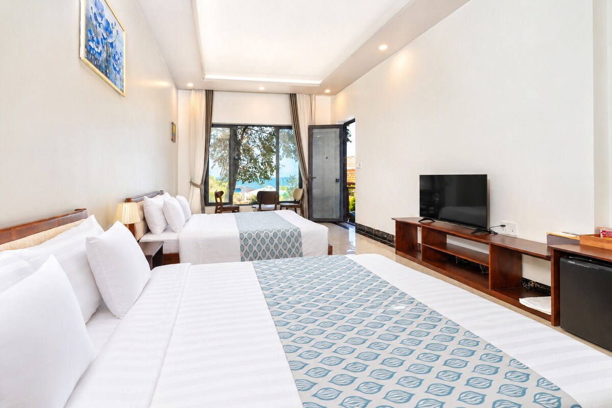 Economy Room | Desk, bed sheets