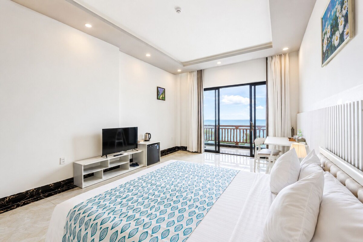Deluxe Double Room, Ocean View | Desk, bed sheets