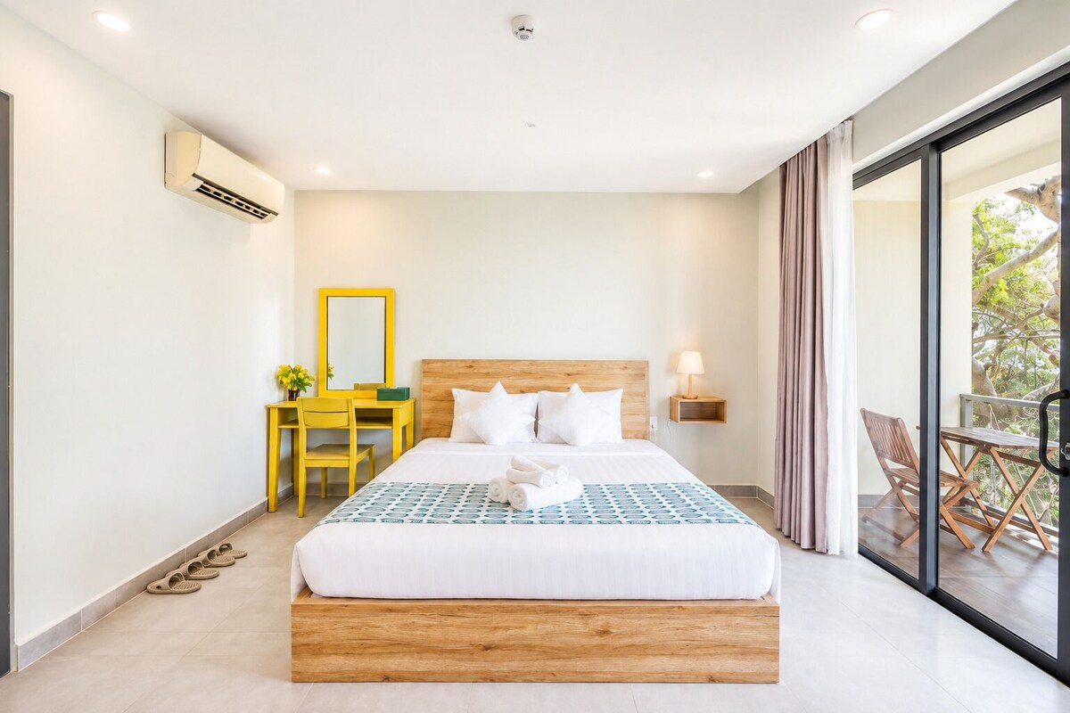 Superior Double Room, Garden View | Desk, bed sheets