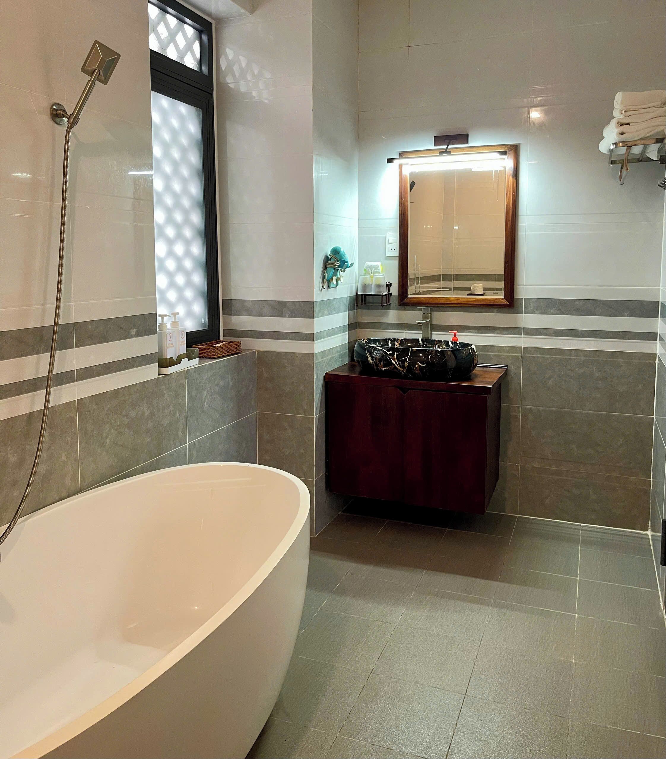 Kamar Quadruple Deluks, 2 Tempat Tidur Double, pemandangan laut | Kamar mandi