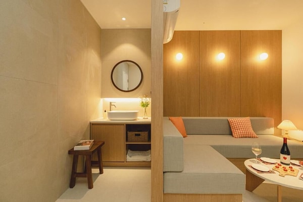 Premium Twin Room, City View | Interior
