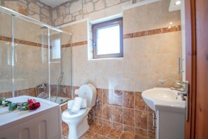Dusche, Haartrockner, Bidet, Handtücher