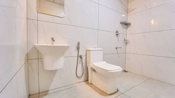 Standard Double Room, Garden View | Bathroom