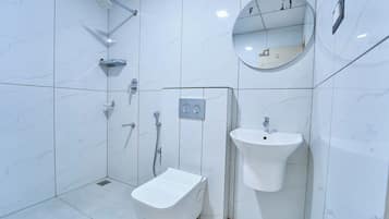 Camera Deluxe | Bagno | Doccia, set di cortesia gratuito, asciugamani