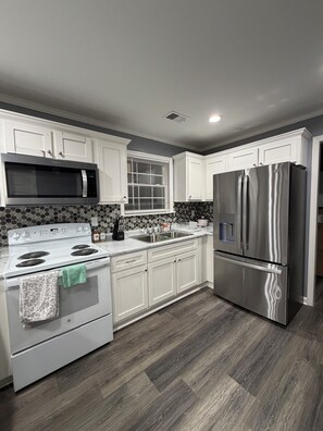 Kjøleskap, mikrobølgeovn, ovn og kokeplater