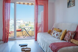 Living area - Sea view studio with private terrace & pool - Top floor on the Riviera (Villeneuve-Loubet)
