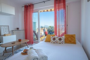 1 bedroom, iron/ironing board, WiFi, bed sheets - Sea view studio with private terrace & pool - Top floor on the Riviera (Villeneuve-Loubet)