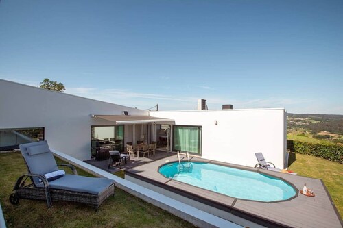 Oasis in Santiago, swimming pool, garden and bus to the city center