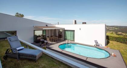 Oasis in Santiago, swimming pool, garden and bus to the city center