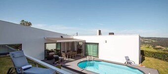 Oasis in Santiago, swimming pool, garden and bus to the city center