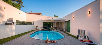 Oasis in Santiago, swimming pool, garden and bus to the city center