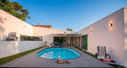 Oasis in Santiago, swimming pool, garden and bus to the city center