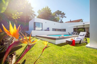 Oasis in Santiago, swimming pool, garden and bus to the city center