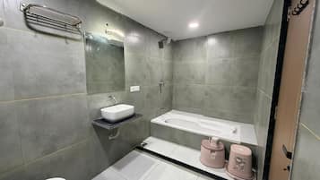 Superior Room | Bathroom | Shower, towels, soap, shampoo