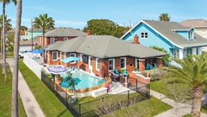 Ett bostadsområde med hus, en swimmingpool och en inhägnad trädgård.