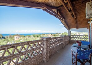 Outdoor dining - Hilltop maisonette in vasilikos with stunning sea views! (Vasilikos)