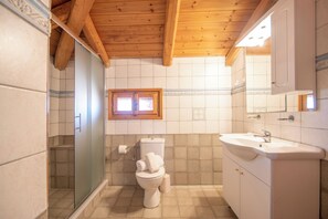 Douche, sèche-cheveux, bidet, serviettes fournies