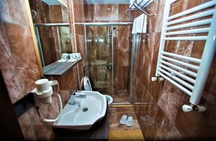 Ducha, toallas, jabón, shampoo