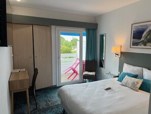 Kahden hengen comfort-huone, parveke | Pimennysverhot, äänieristys, silitysrauta/-lauta, ilmainen Wi-Fi
