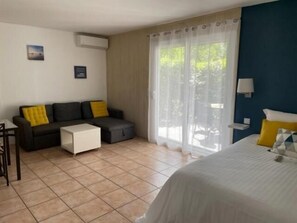 Verdunkelungsvorhänge, schallisolierte Zimmer, Bügeleisen/Bügelbrett