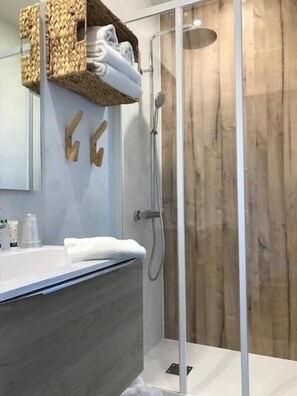 Kahden hengen comfort-huone, parveke | Kylpyhuone | Hiustenkuivaaja, pyyhkeet, sampoo, vessapaperi
