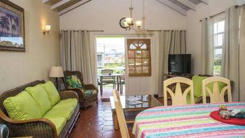 Apartment, 3 Bedrooms, Balcony, Garden View | Interior