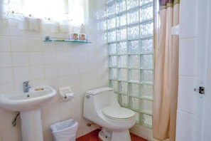 Appartement, 2 chambres, balcon, vue jardin | Salle de bain