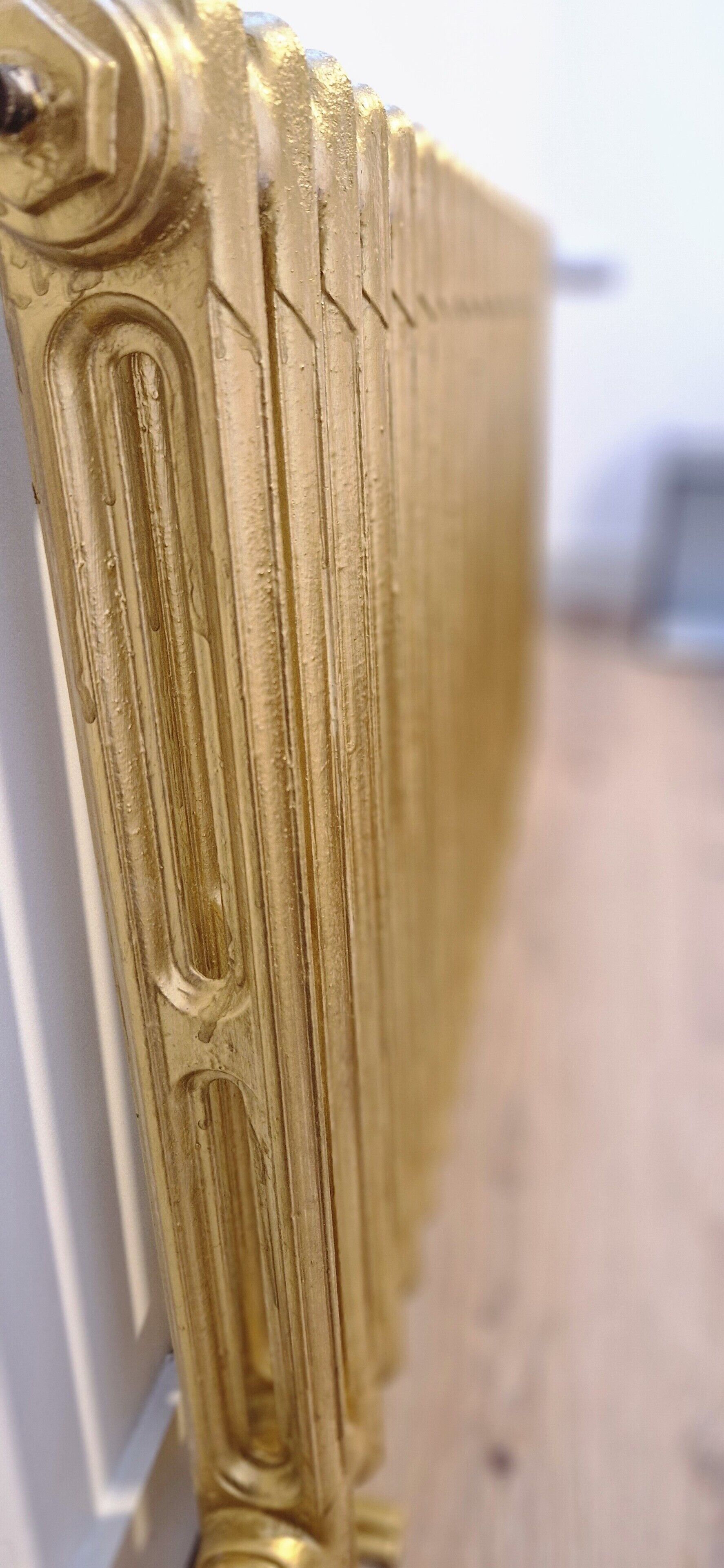 Primer plano de un radiador con detalles ornamentales.