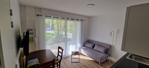 Smart TV, books - Appartement "1" Villa Cây Tre Classé 2* (Rochefort)