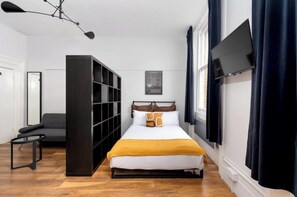 1 bedroom, desk, WiFi, bed sheets - Modern Studio Flat near Brick lane in Shoreditch - Near Tower Bridge, London (London)