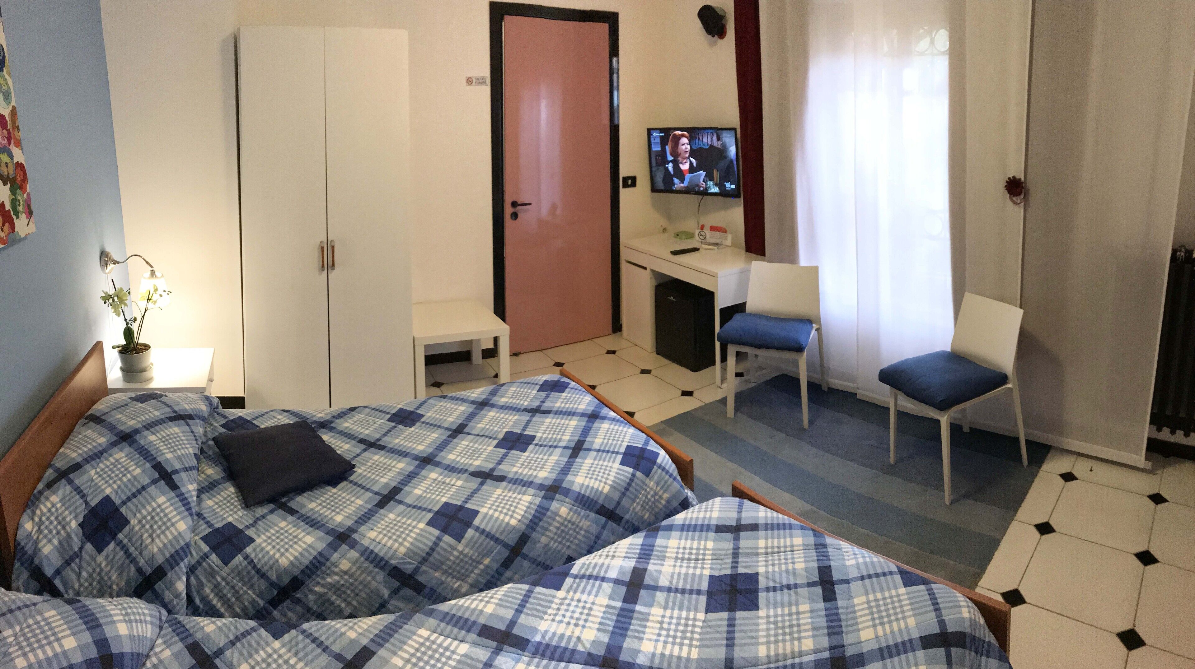 Habitación básica, varias camas, patio