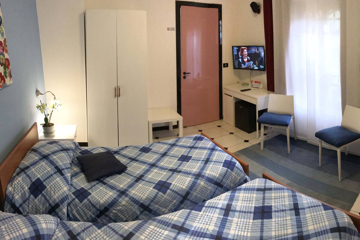 Habitación básica, varias camas, patio